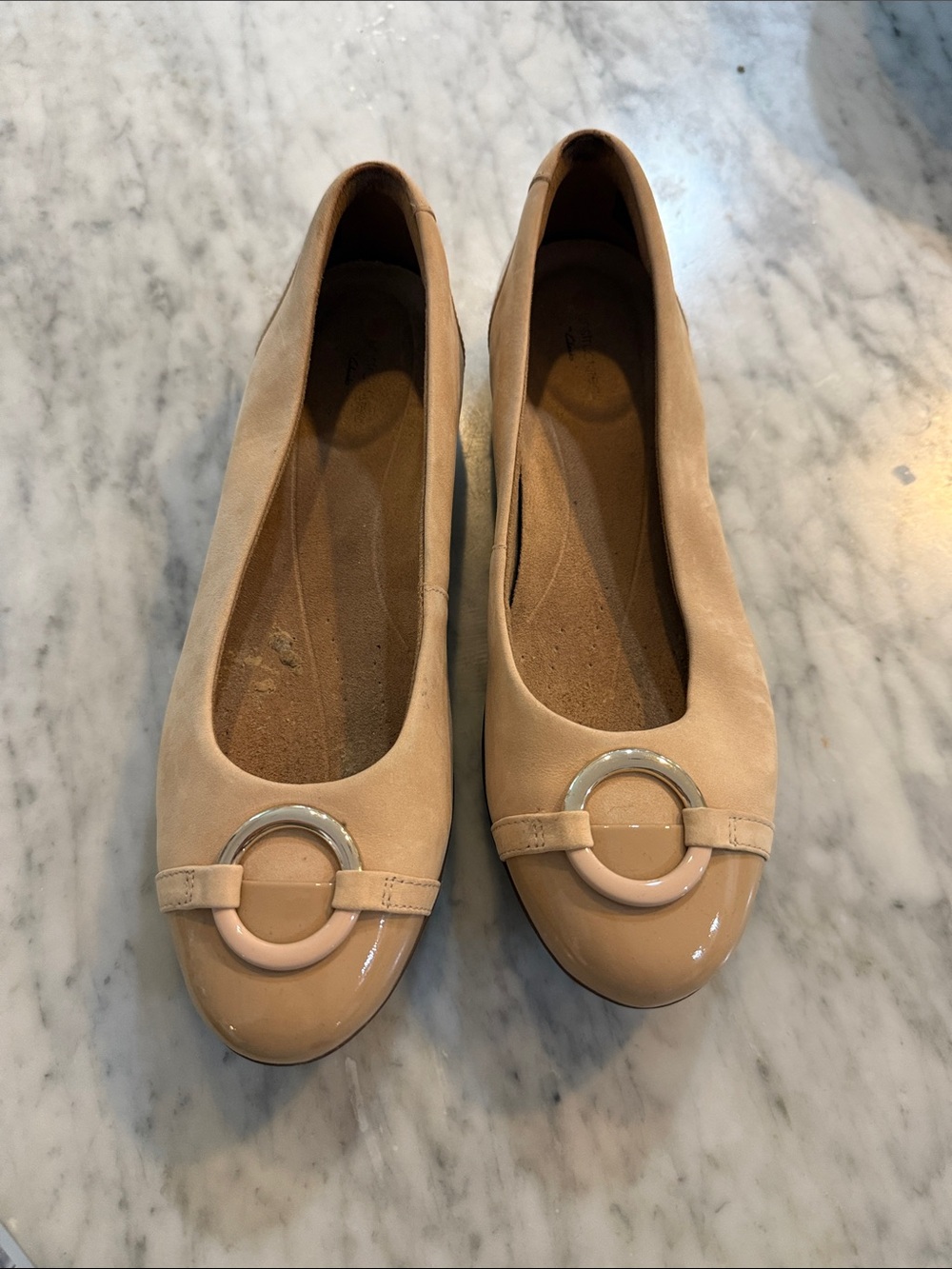 Clarks Women's Beige Tan Ballet Flats with Decorative Ring